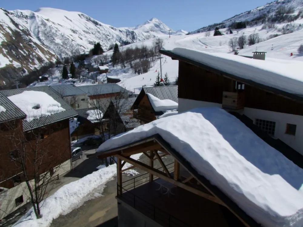 idéalement situé le chalet offre une belle vue sur les sommets et pistes de ski.