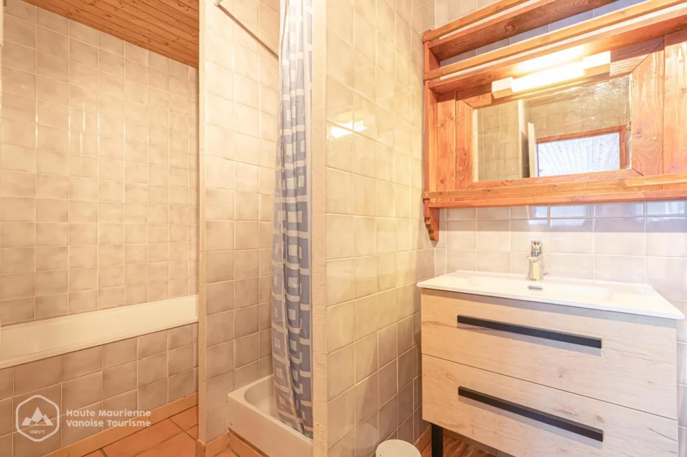 salle de bain avec baignoire et douche