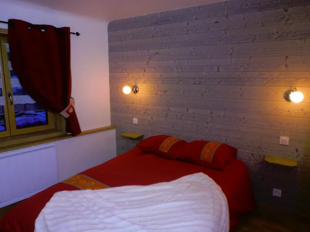 Chambre avec lit double en 140