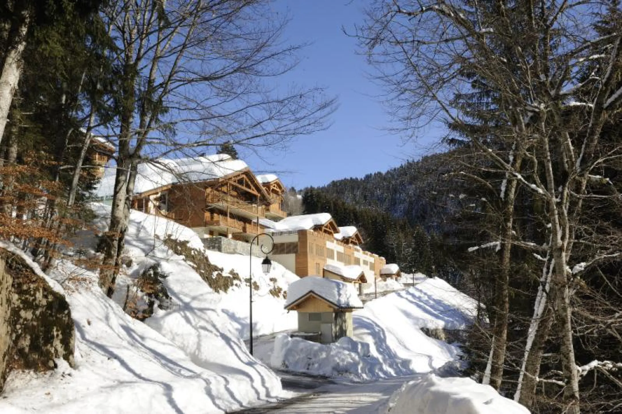 La résidence "Les Chalets des Oursons" vue de la route