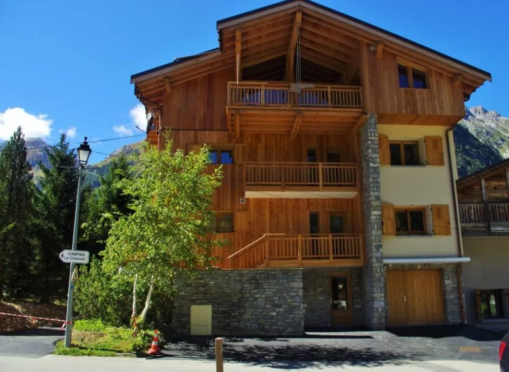 L'entrée de l'appartement située au rez de chaussée permet de déposer son équipement dans un grand local à skis privatif équipé de racks de skis et d'un sèche-chaussures électrique ...