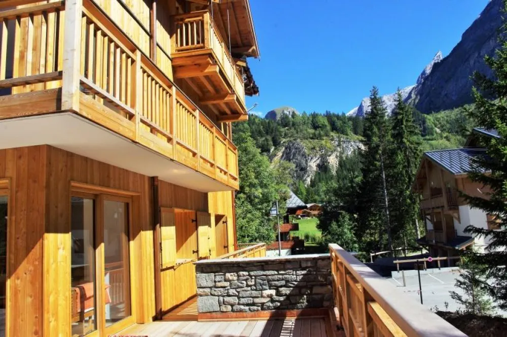 La  grande terrasse et  ses balcons offrent une vue sur l'ensemble des massifs montagneux de Pralognan.