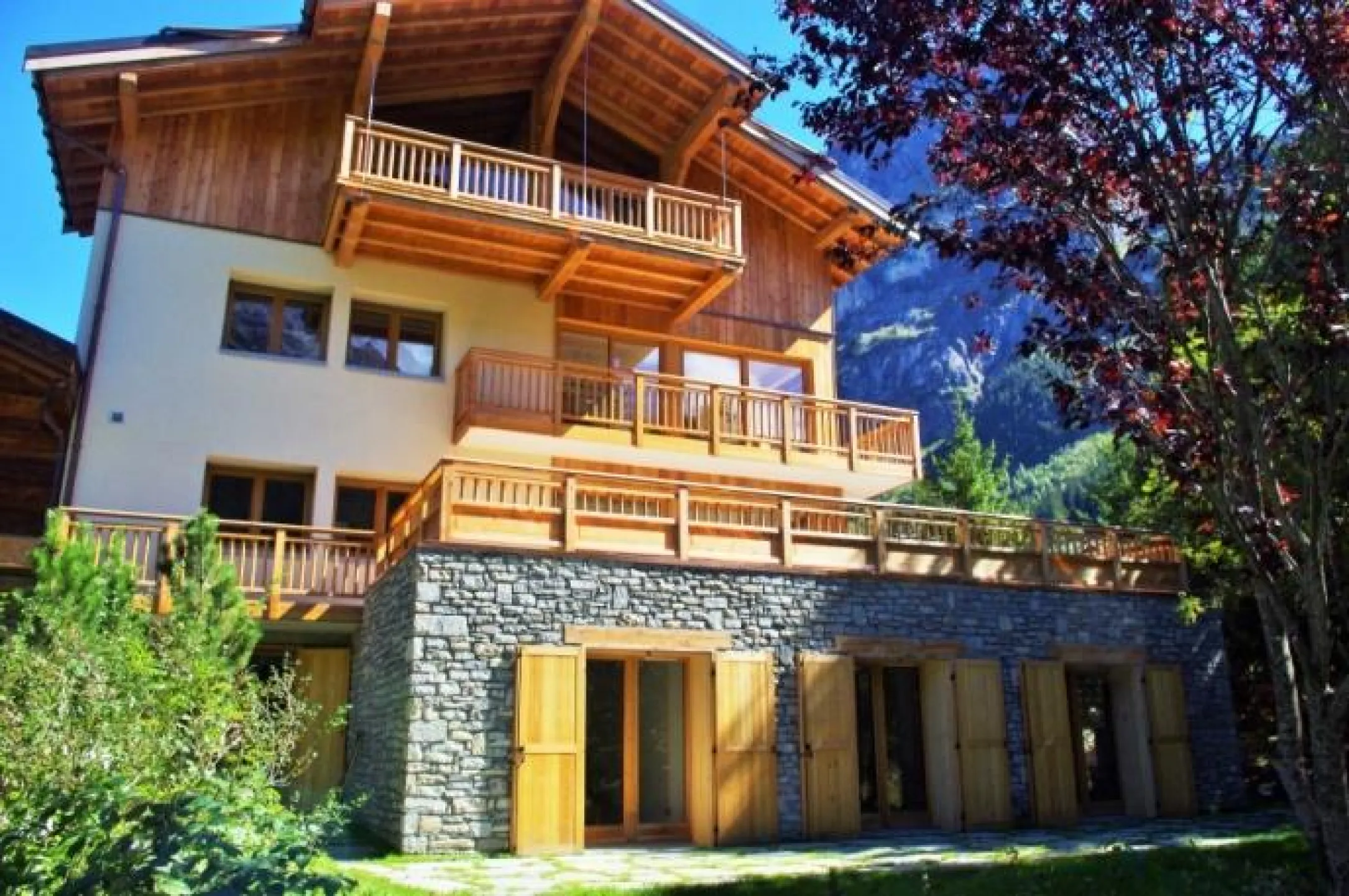 l'appartement du Renard situé au 1er étage du chalet dispose d'une grande terrasse ensoleillée, d' une table de jardin et de fauteuils de détente en bois.
