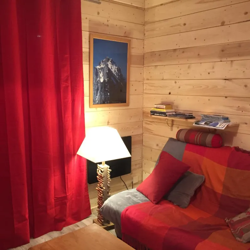 Un salon chaleureux avec un clic clac, TV, Wifi