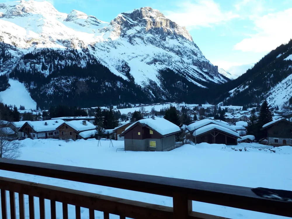 Vue de la terrasse du chalet en fin de journée l'hiver