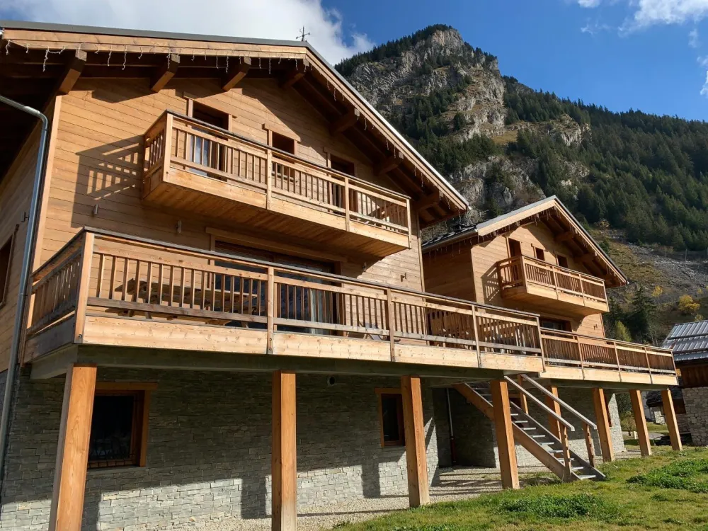 Chalet des marmottes à gauche. Possibilités de louer les deux chalets jumeaux ensembles (Chalet des Marmottes et le Chalet des Ours) pour une capacité max de 23 personnes