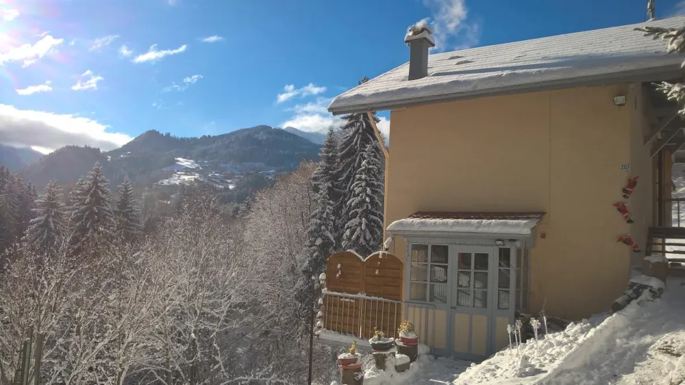 Chalet l'hiver sous la neige