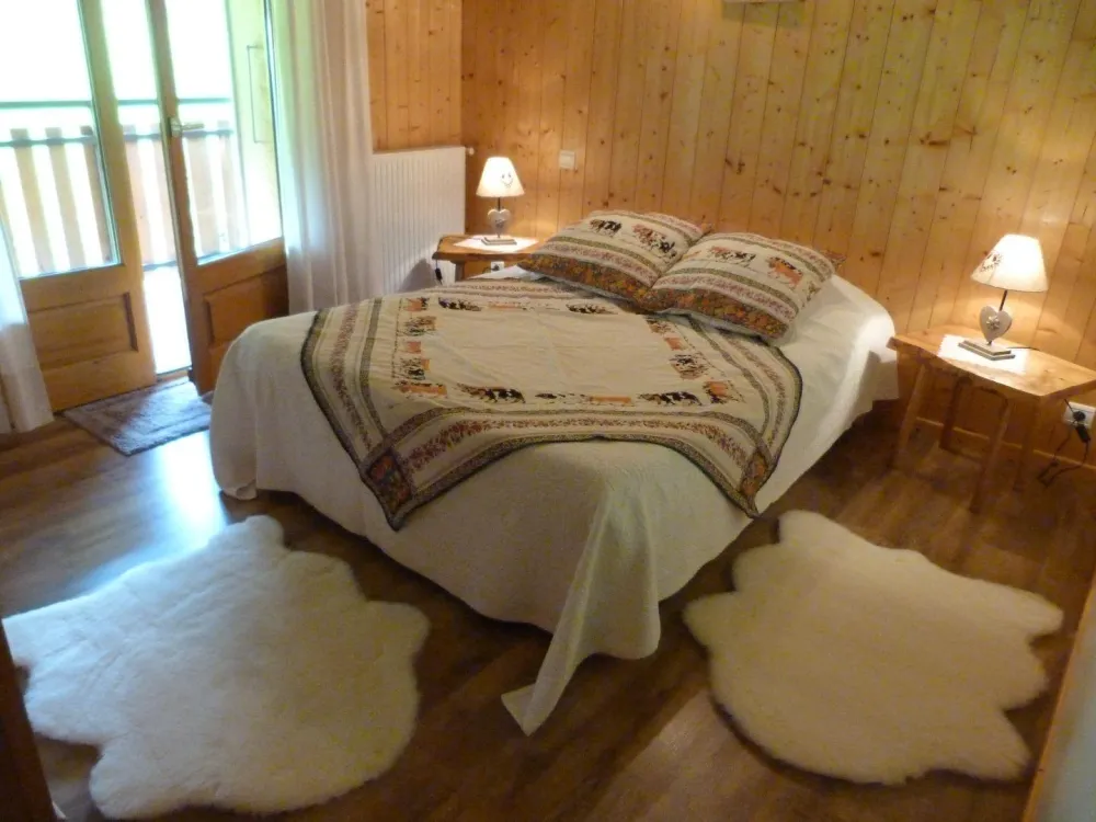 Chambre double à l'étage 2 avec balcon privatif.
couchage 140 x 190