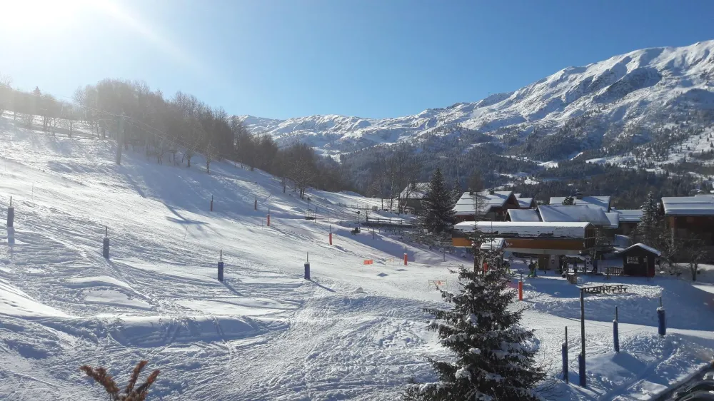 Départ et arrivée skis aux pieds, en face de l'appartement plein sud 