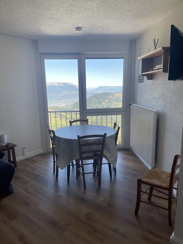 Coin repas. Jolie vue vallée. Fenêtres double vitrage. Volet roulant électrique. 