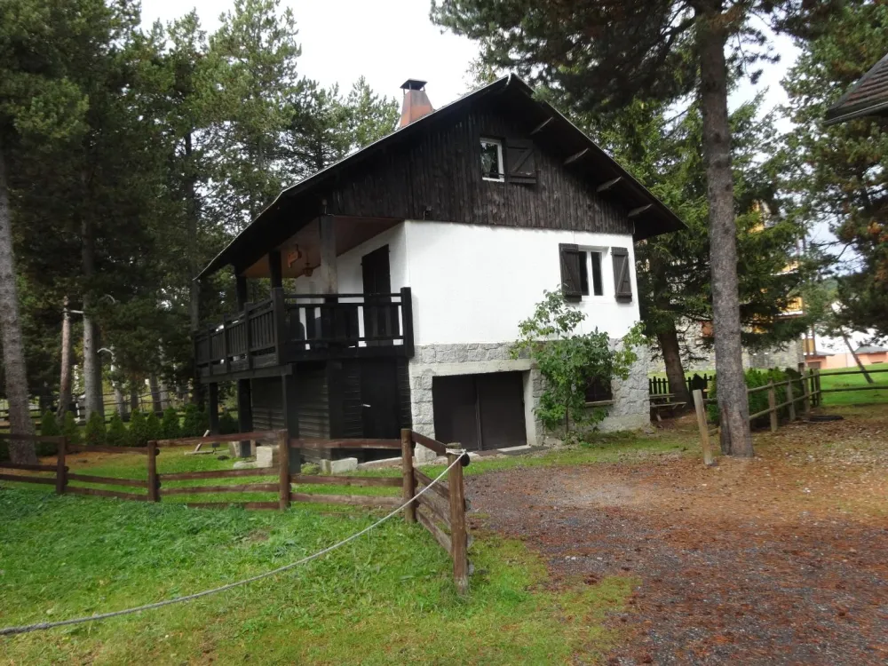 chalet entier avec  grande terrasse couvertede 30 m2, jardin privatif et parking gratuit pour 3 véhicules