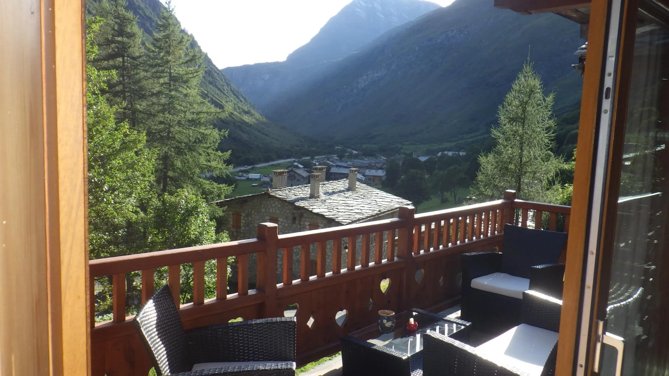 Terrasse et balcon avec vue,  grande pièce à vivre, idéalement situé au pieds du col de l'Iseran. Au calme et à deux pas du centre du village. Départ de randos au pieds du chalet.