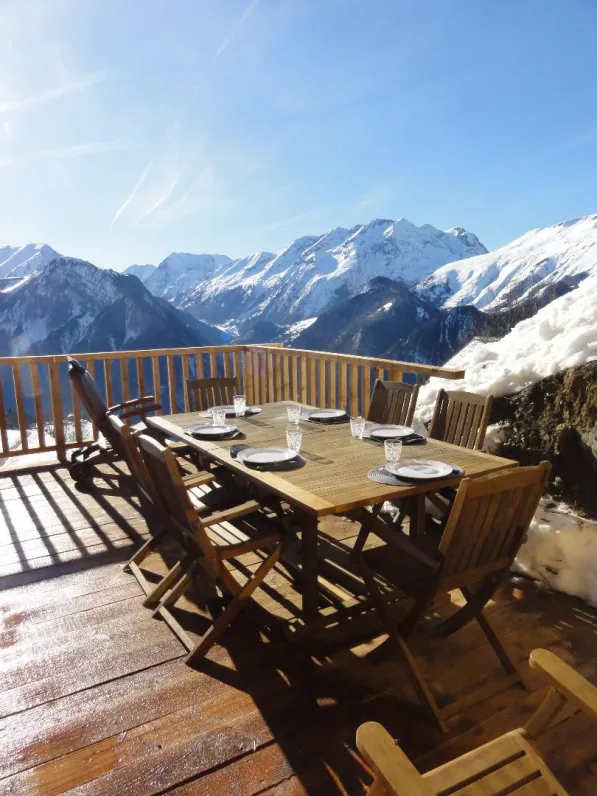Un terrasse plein sud, très bien équipée avec vue époustouflante sur le massif 