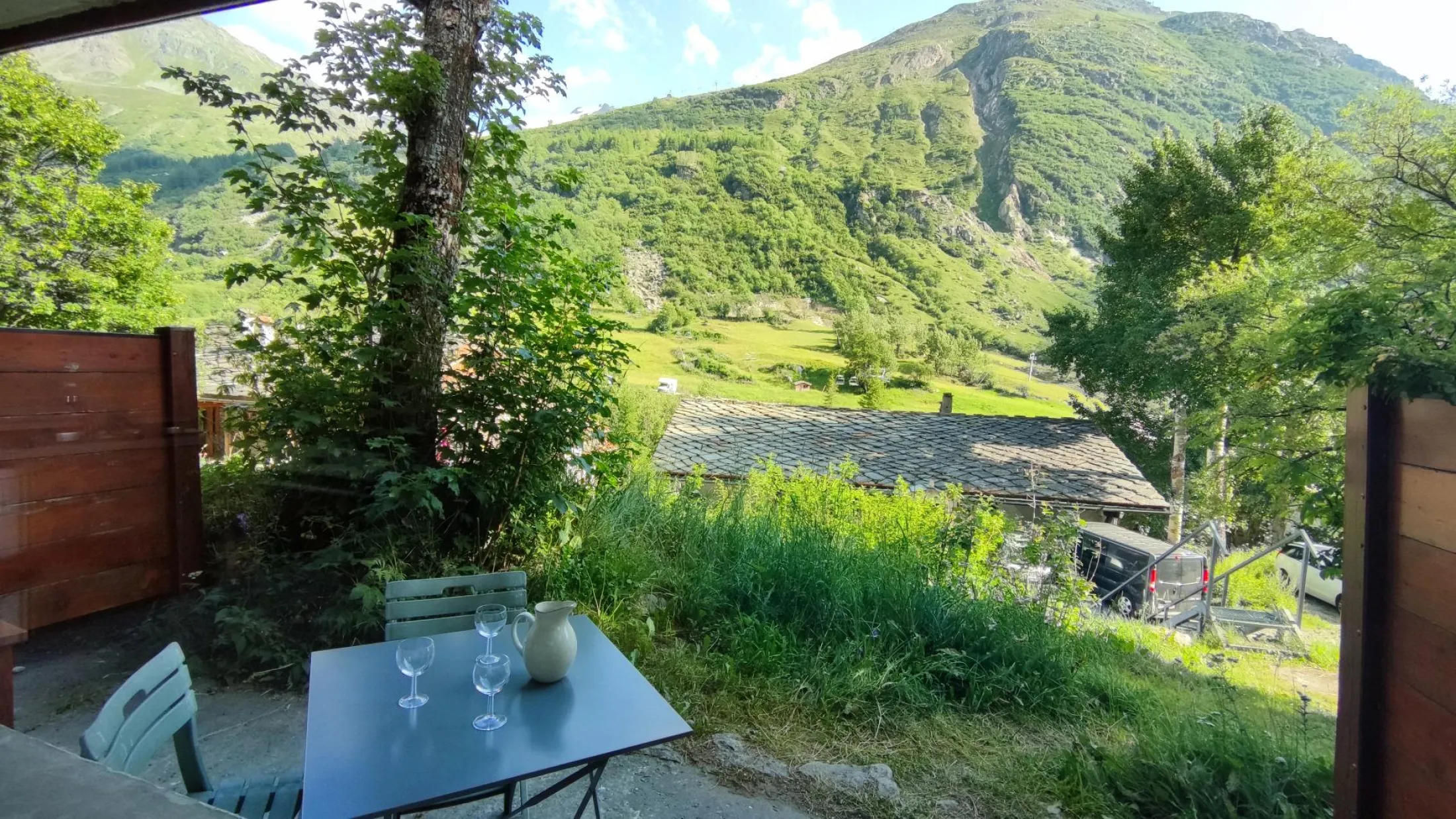 Terrasse avec vue dégagée sur la montagne.