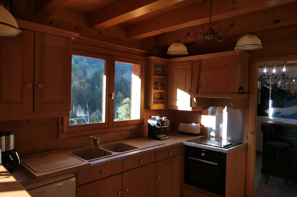 cuisine avec vue imprenable sur les montagnes