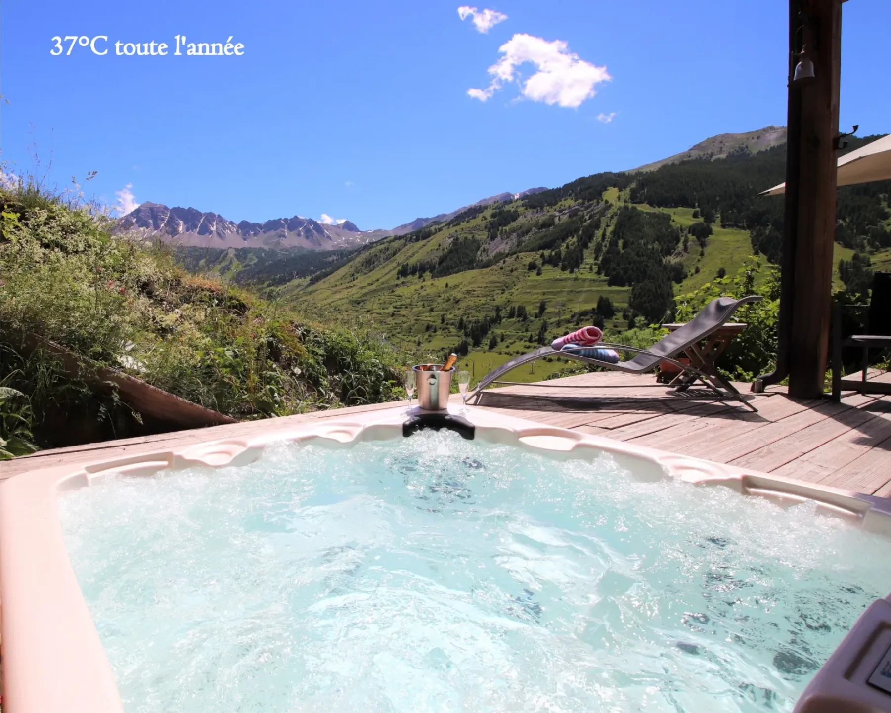Jacuzzi extérieur face à la montagne chauffé toute l'année à 37°