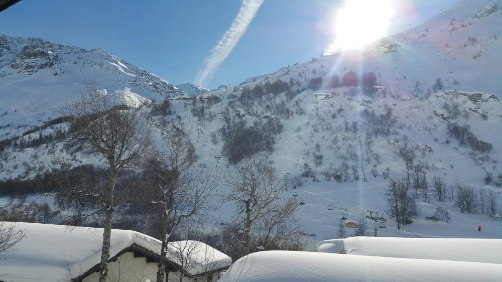 Vue du balcon sur la piste du télésiège.