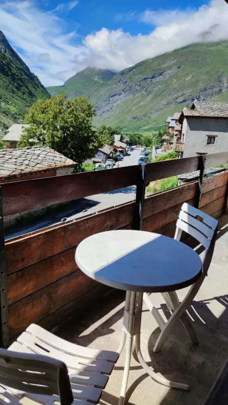 Balcon avec table et chaises longues.
