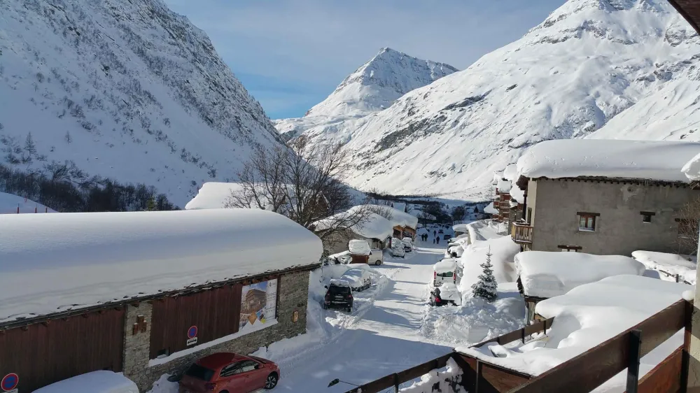 Vue : du balcon de la salle à manger et de la chambre avec lits superposés.
