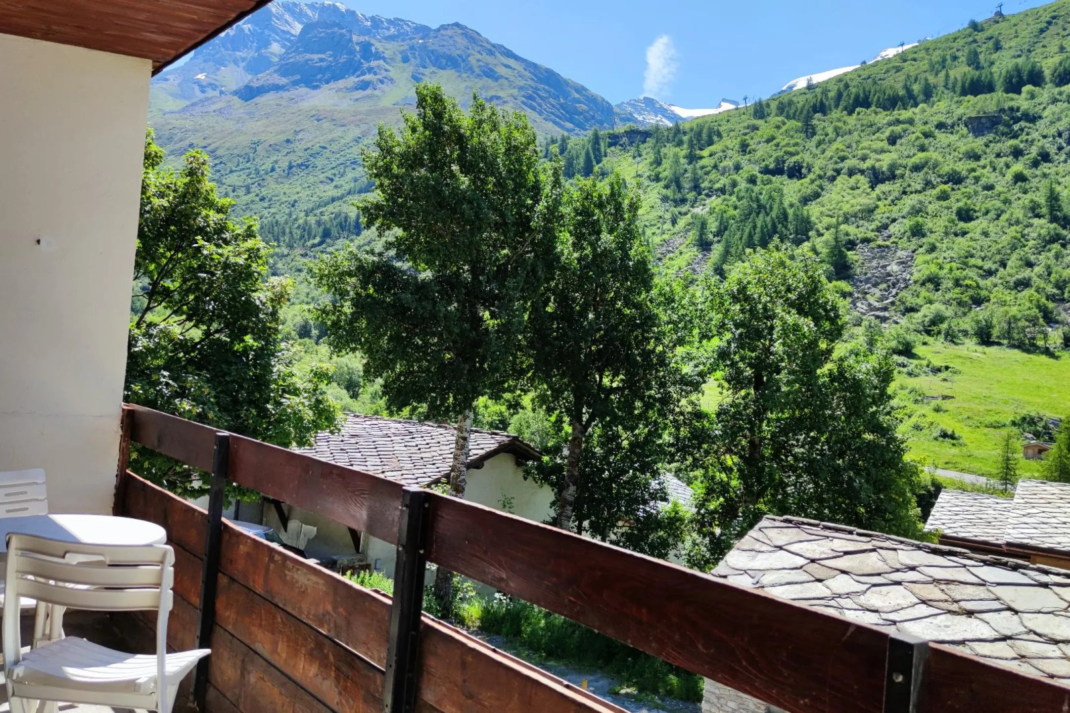 Vue dégagée, plein sud, sur la montagne.