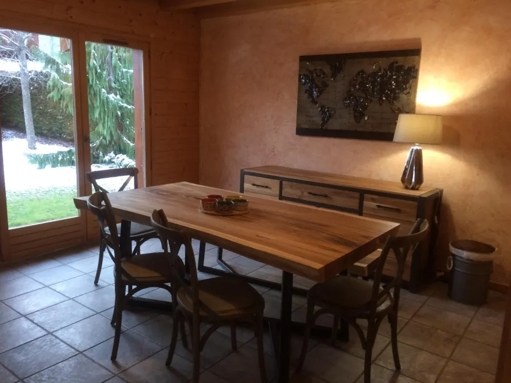 Le séjour pour prendre les repas en toute convivialité , dans un cadre moderne avec des meuble de qualité 