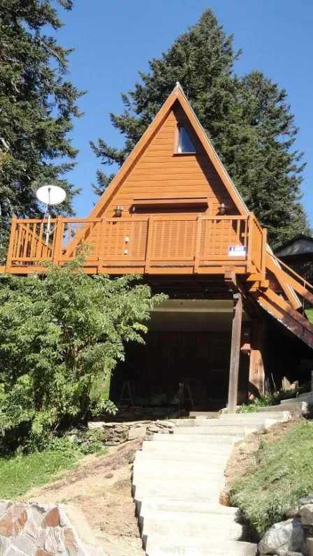 le chalet et escalier d'accès