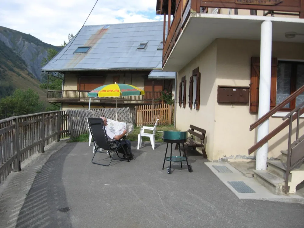 Devant la maison : relax, table, chaises, parasol, barbecue.....