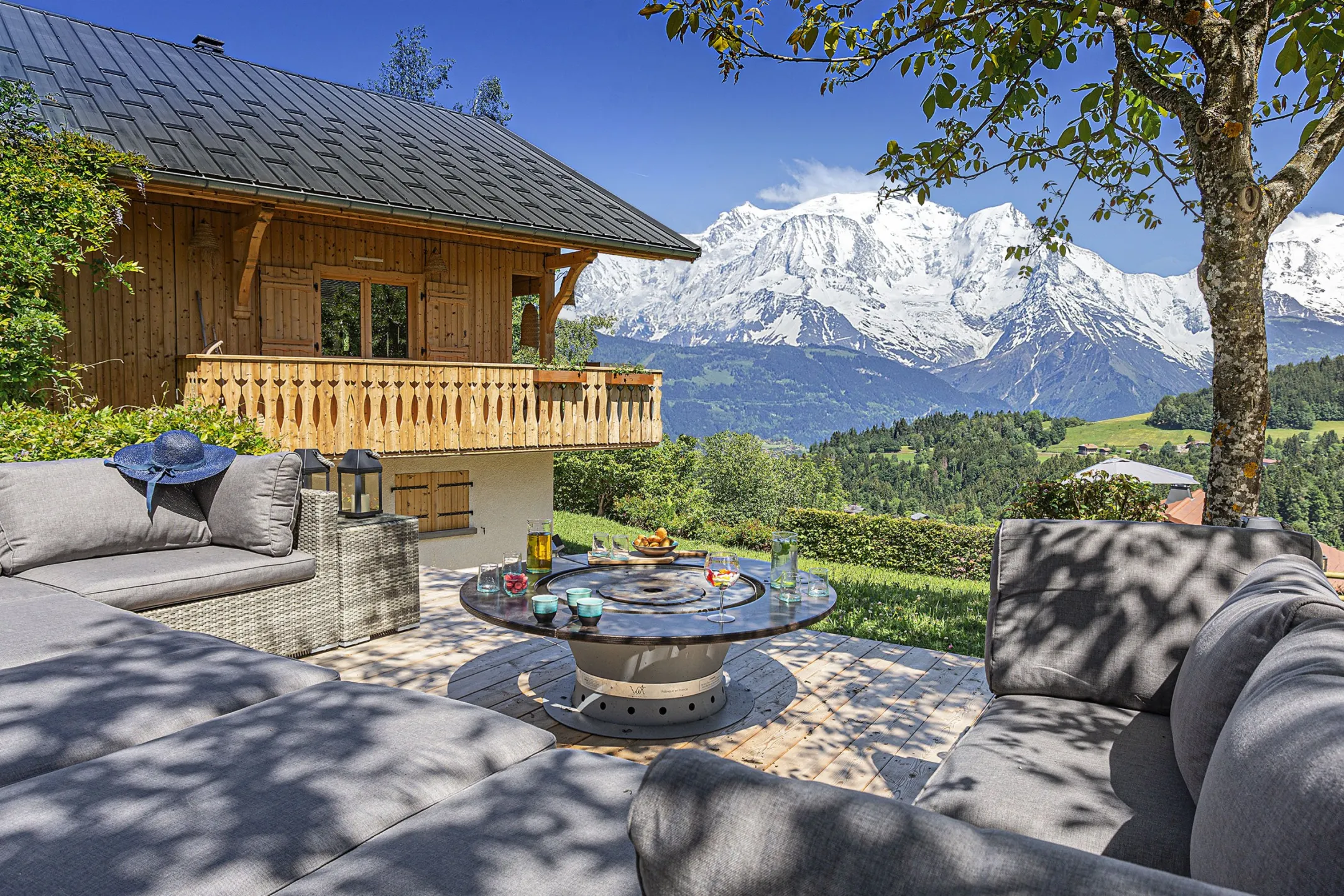 Rez-de-chaussée, extérieur - Le braséro et le salon de jardin vous invitent à la contemplation du Mont-Blanc.