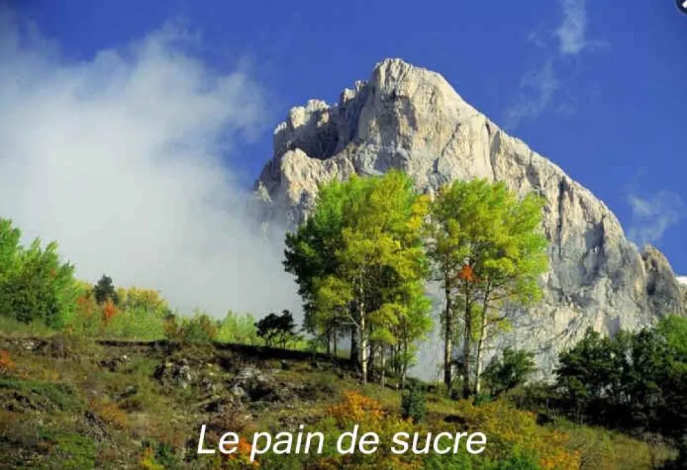 Randos et ballades de 771 m à 3412 m : 800 km de sentiers balisés.Sports d'Eau Viv e : rafting - kayak - hydrospeed - canyoning (52 km et 60 rapides)....Pêche à la truite en torrents et rivières .....Parapente et planeur...Golf 9 trous encadré de montagne