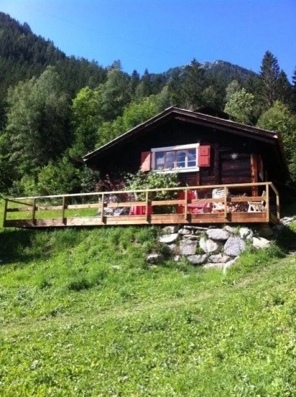 le chalet sous le Brévent, sur une partie de sa prairie privée