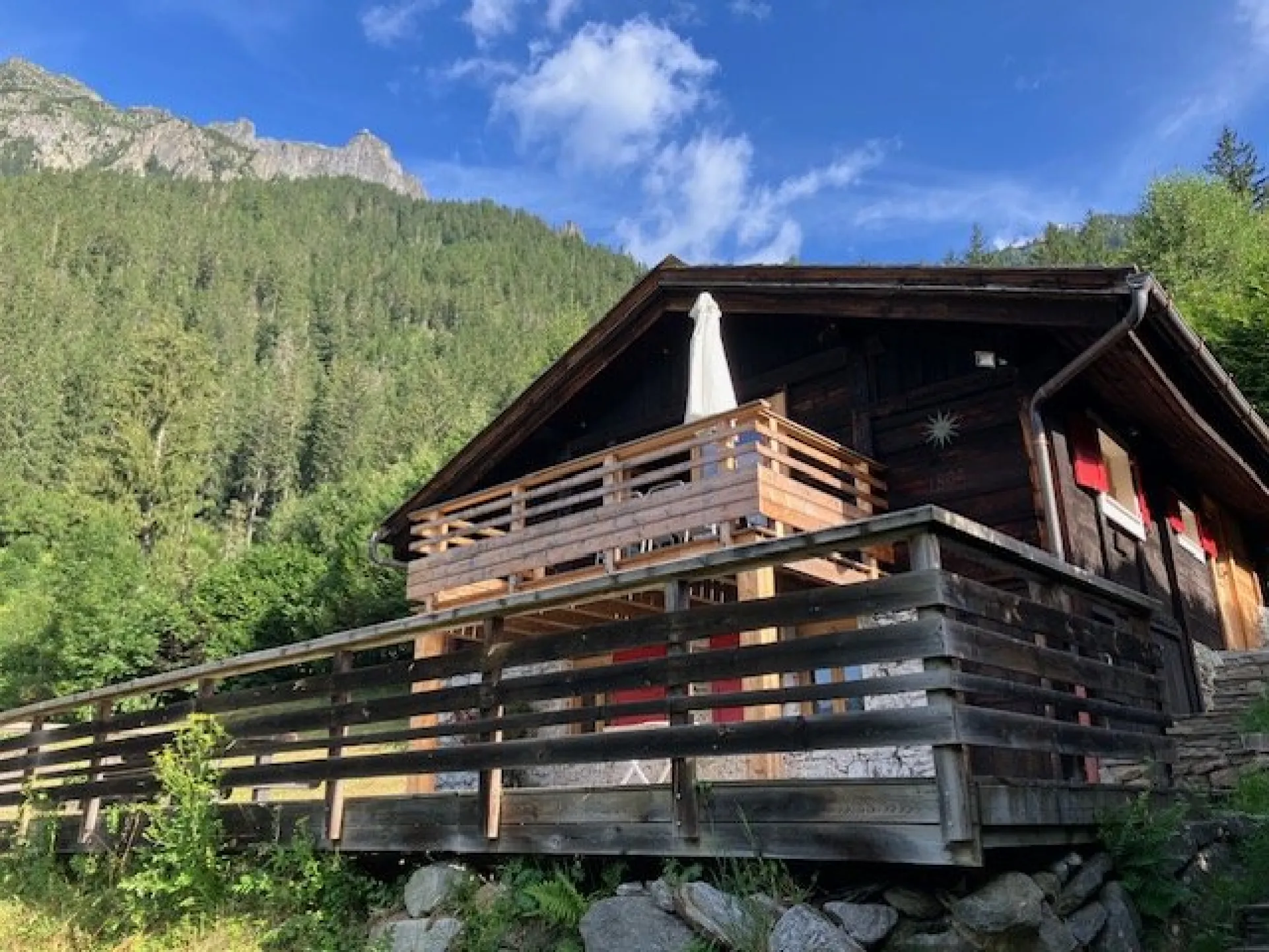 le chalet sous le Brévent, en bordure de la forêt et du chemin pédestre du Petit Balcon