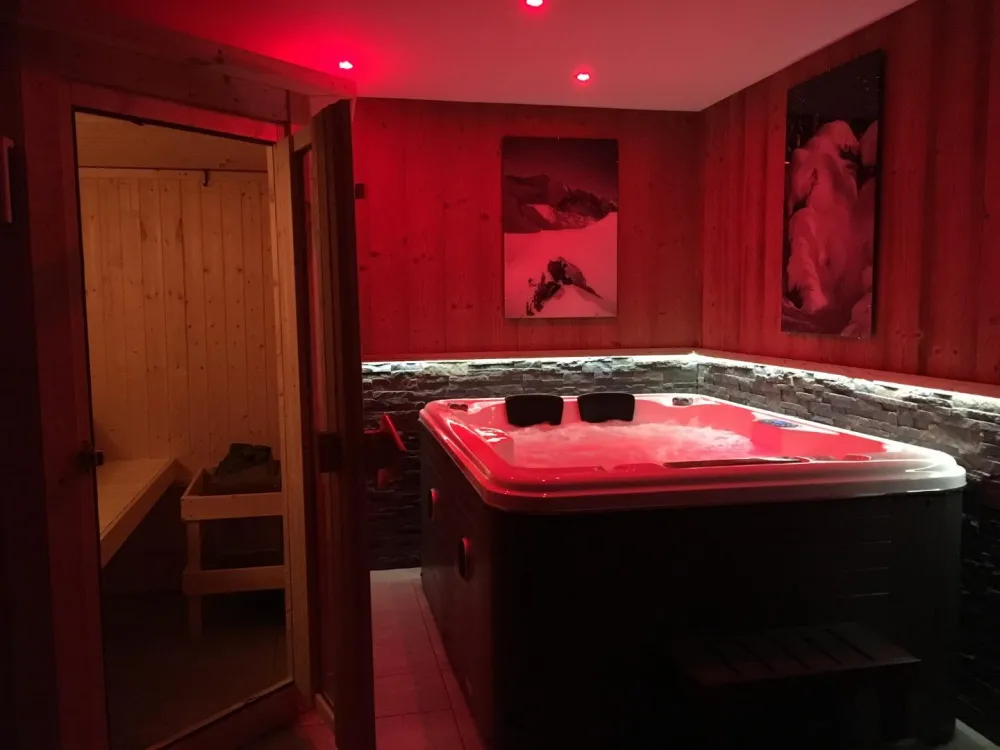 Salle SPA indépendante de 20 m²  avec Jacuzzi 4 personnes + Sauna 4 personnes  + douche