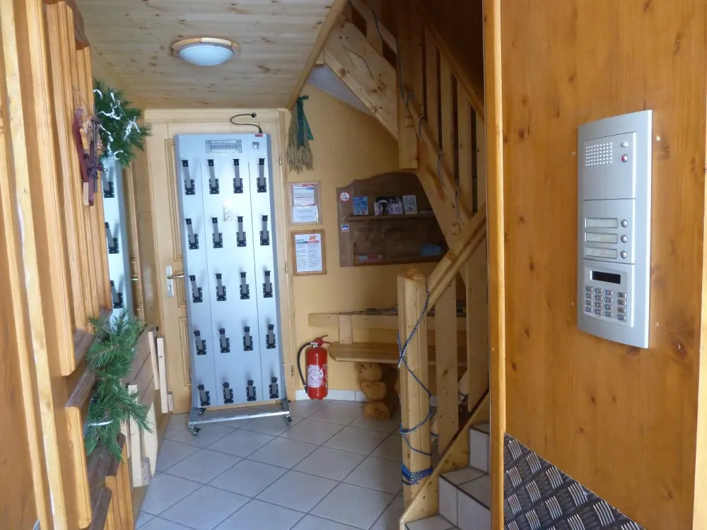 Entrée avec digicode et sèche chaussures (10 paires )