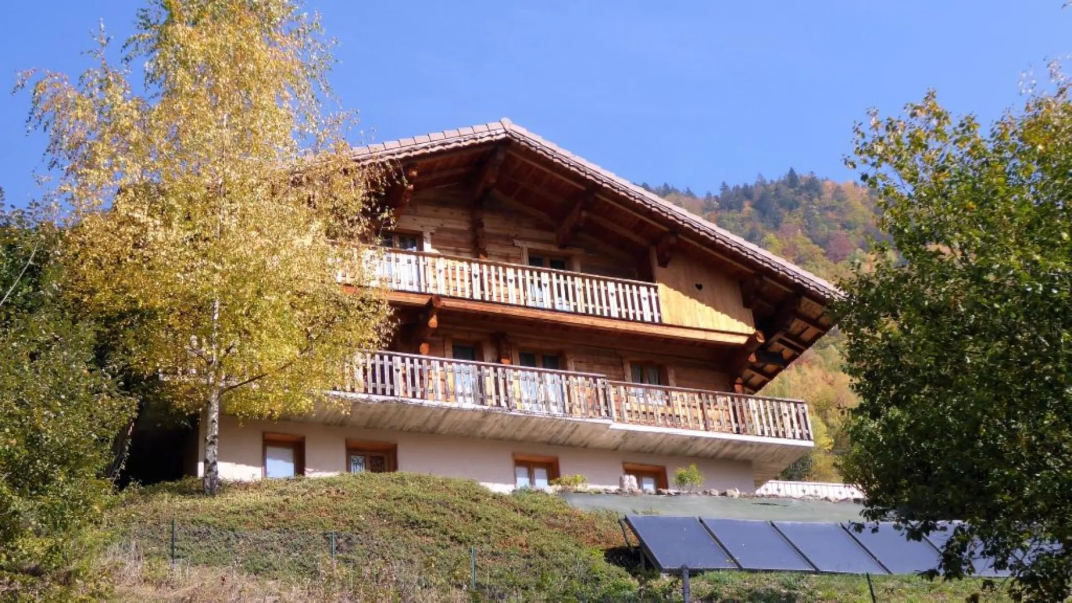 Chalet Dobeliou avec vue magnifique sur le clocher de l'église et le Mont Mirantin.