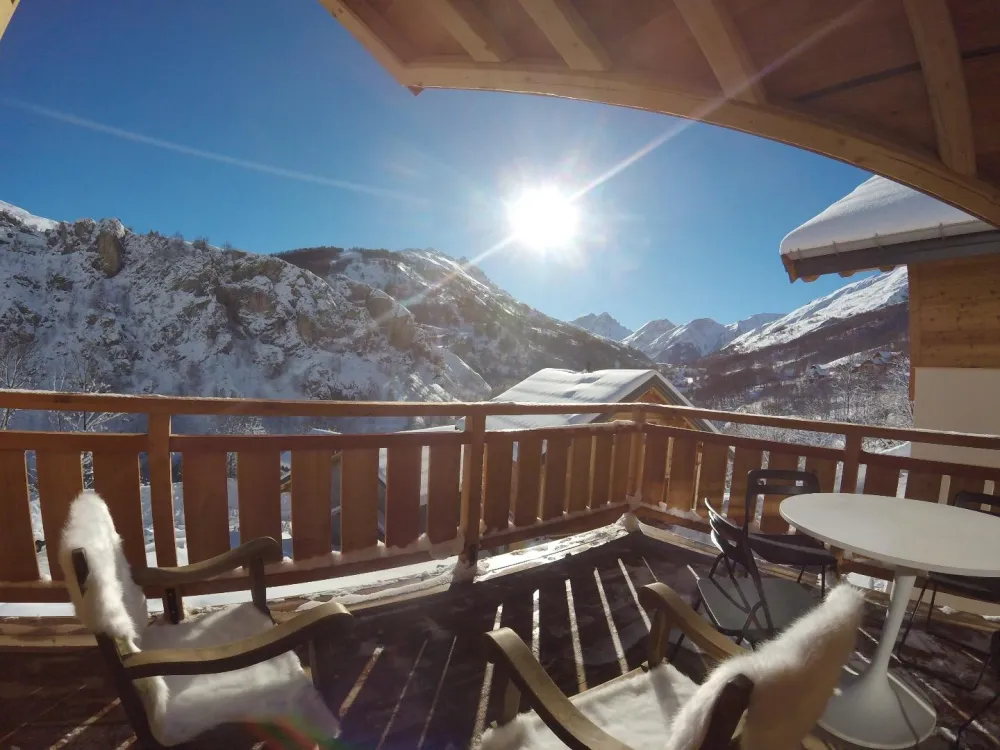 Belle terrasse au sud avec vue sur le Galibier