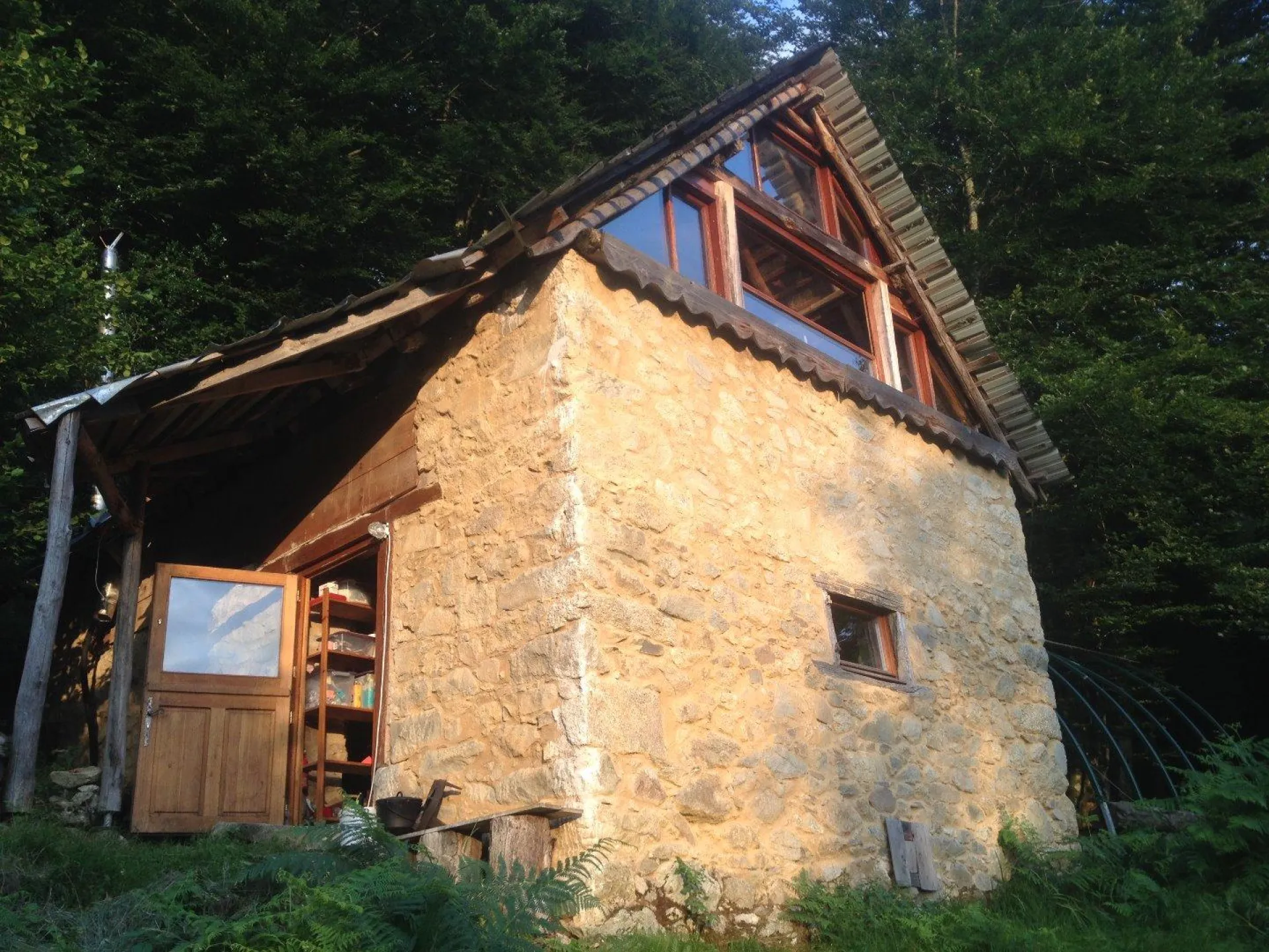 La grange, façade ouest, entrée.