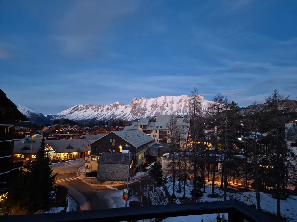 VUE DU BALCON / SALON SUR LA STATION DE LA JOUE DU LOUP ET LE MONT FARAUT