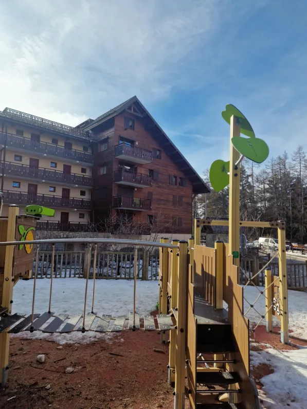 JARDIN D ENFANTS AU PIED DE LA RESIDENCE 