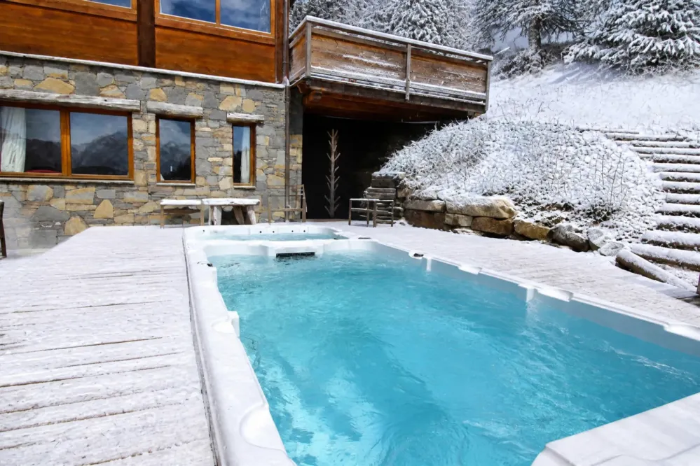 Le spa de nage comprenant un jacuzzi chauffé à 37° toute l'année, et une piscine à jets chauffée à 30° degrés l'été et 32° l'hiver. 
