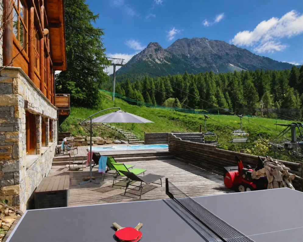 Ce grand solarium vous offre la possibilité de jouer au ping-pong, faire un bain de soleil, ou vous rafraichir dans la piscine !