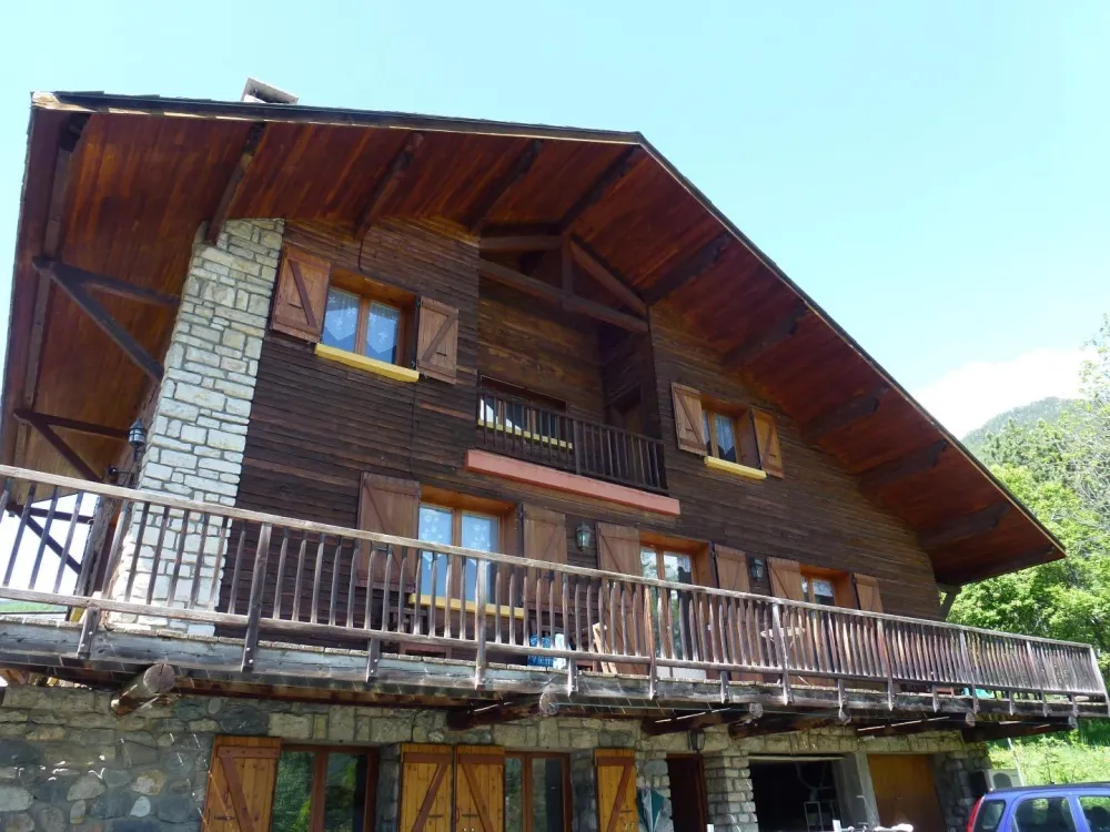 Immensité du chalet avec son double garage.  Sauna possible sous la responsabilité de l’utilisateur