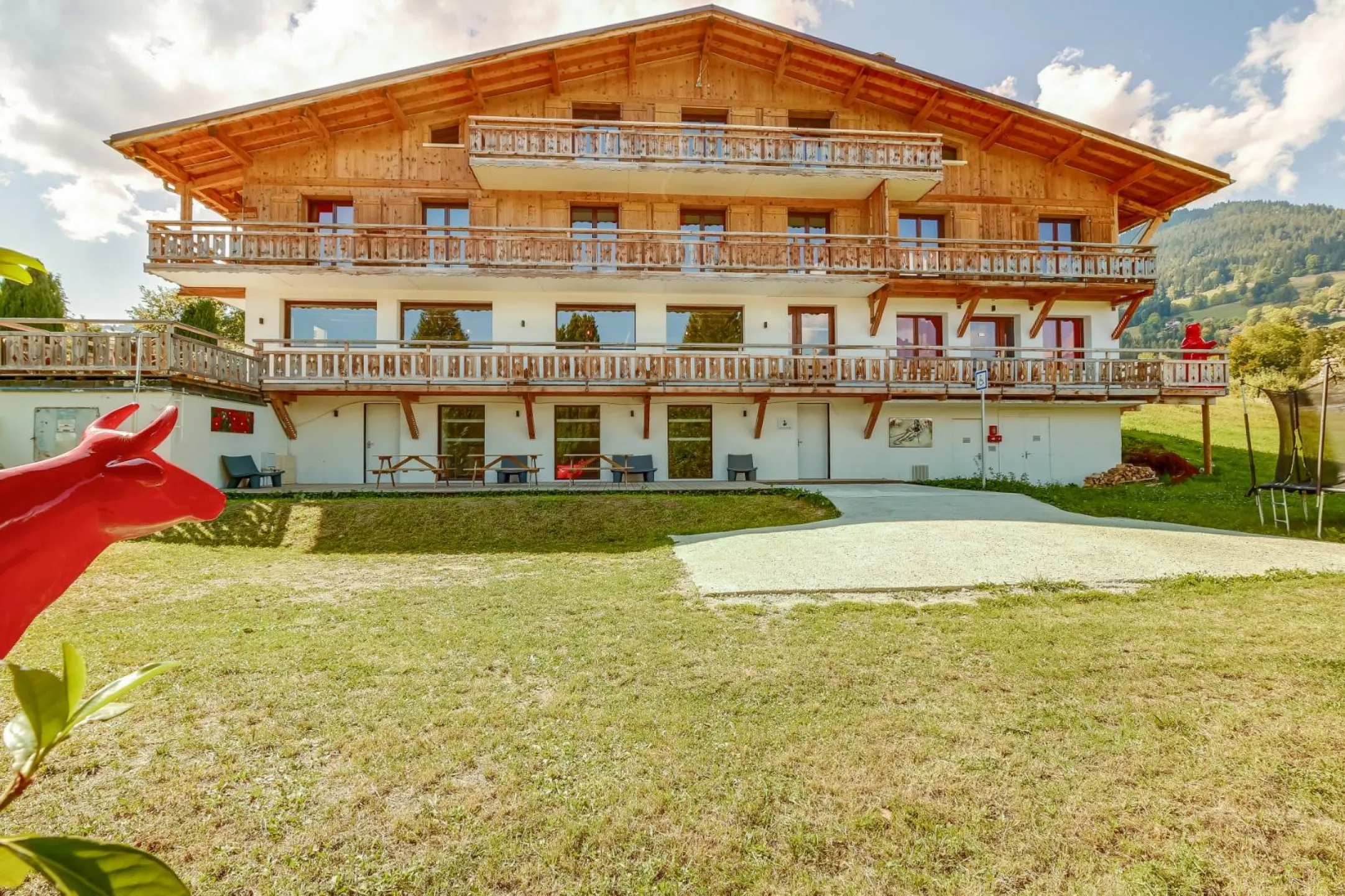 Façade de la Terrasse du Mont-Blanc en été. 