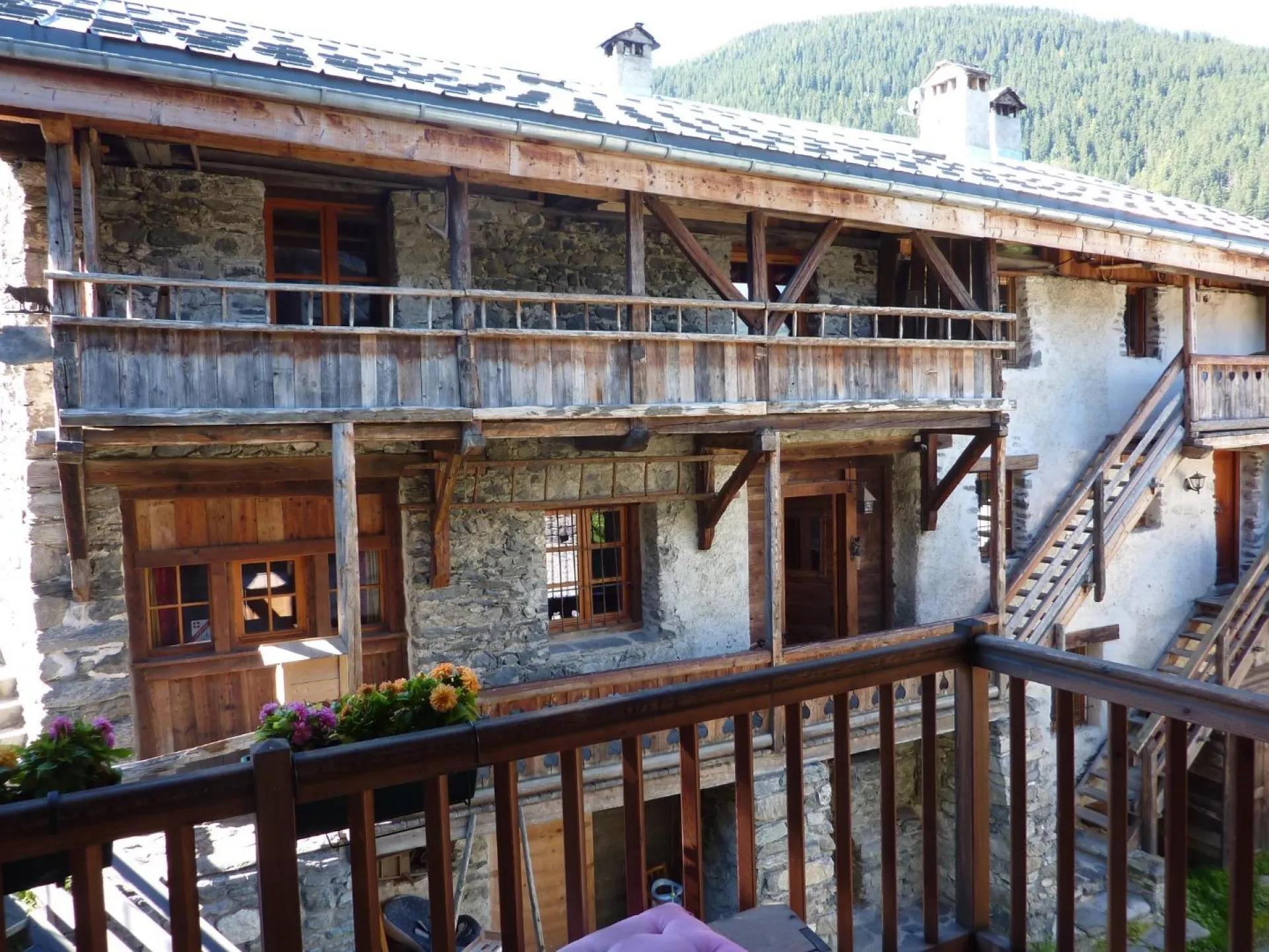 chalets ferme du villaret vieux balcons  en été