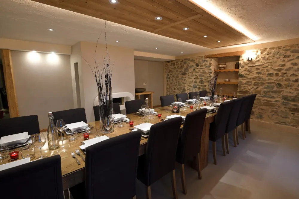 Salle à manger
Chalet avec de beaux matériaux (peinture à la chaux, béton ciré, bois de mélèze, pierre du pays etc...)