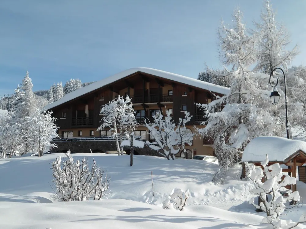 LA CROIX DES AMBAILLES EN HIVER AU PIED DES PISTES