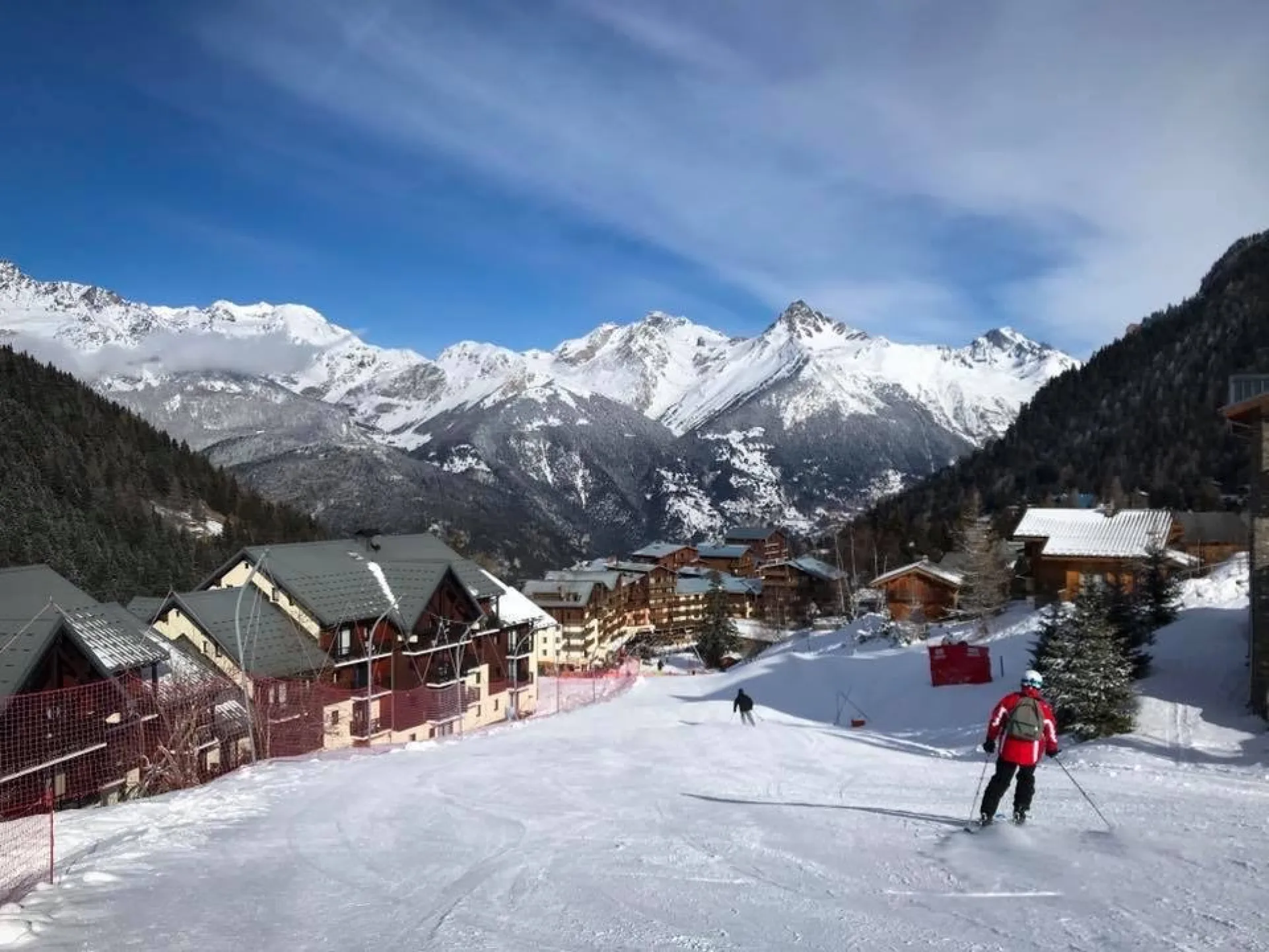 PISTE DEVANT L IMMEUBLE DEPART SKI AUX PIEDS OU PAR LA ROUTE  DISTANCE DU TELECABINE 100 m