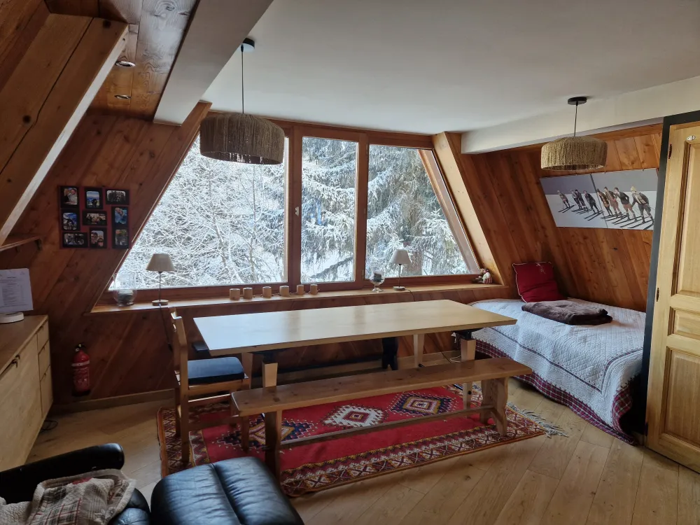 ESPACE AVEC TABLE  SUPPLEMENTAIRE ET UNE BANQUETTE 1.4 M / VUE SUR MONTAGNE 