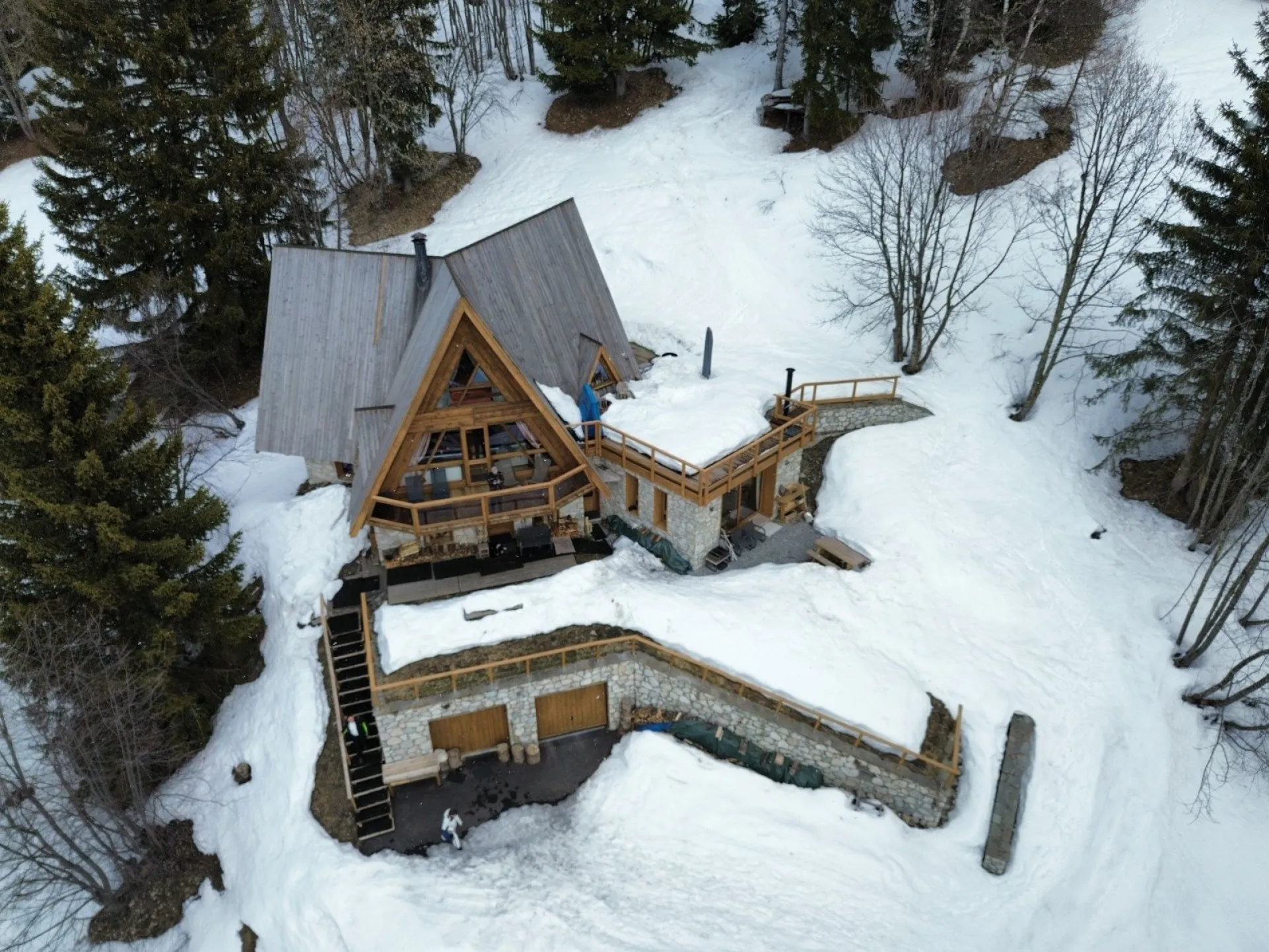 VUE D ENSEMBLE AVEC DEPART SKIS AUX PIEDS 