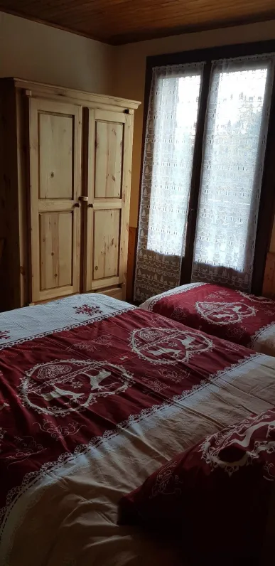 Chambre 1 : 
- 1 lit de 2 personnes
- 1 lit d'une personne