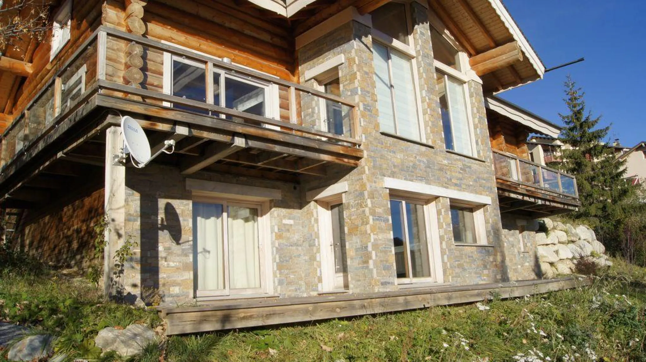 Façade sud du chalet, l'entrée et le séjour sont au niveau +1 par rapport à la façade sud 